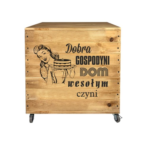 skrzynia-drewniana-z-napisem-dobra-gospodyni